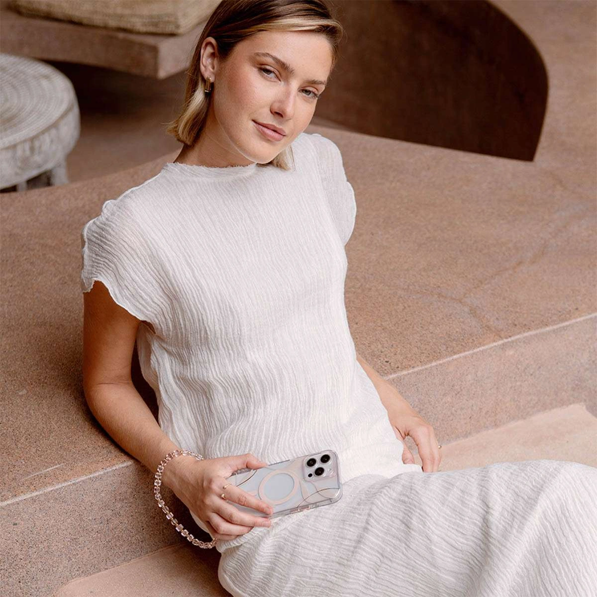 Накладка Uniq для iPhone 16 Pro COEHL (MagSafe), Verdure Spring Blossom (IP6.3P(2024)-VERMSBLS). Фото 2